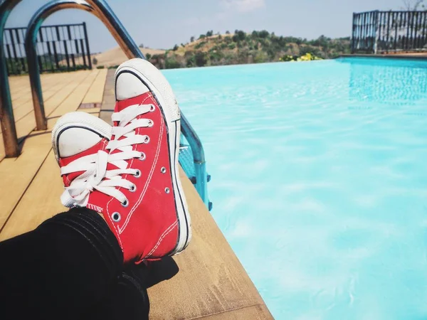 Selfie Zapatillas Rojas Con Piscina Slifestyle Tan Cool — Foto de Stock