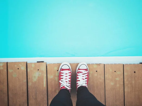 Selfie Von Roten Turnschuhen Mit Schwimmbadrutsche Cool — Stockfoto