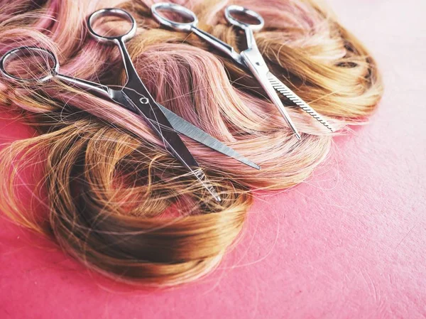 Ножиці Стрижки Волосся Перука Рожевому Фоні — стокове фото