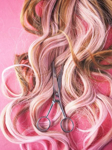 Tesouras Corte Cabelo Peruca Fundo Rosa — Fotografia de Stock