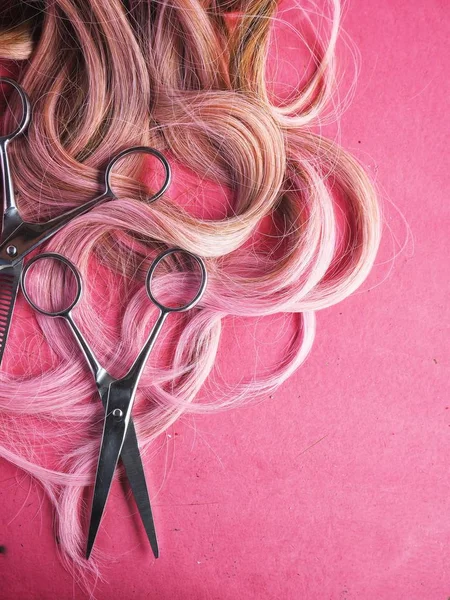 髪カット鋏とピンクの背景でウィッグ — ストック写真