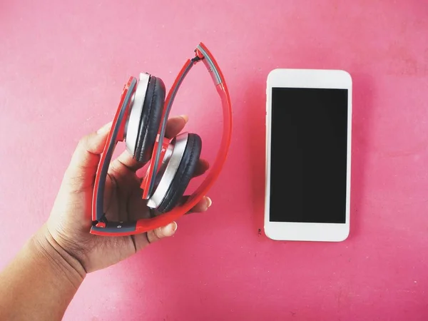 Selfie de fones de ouvido com smartphone e mão — Fotografia de Stock