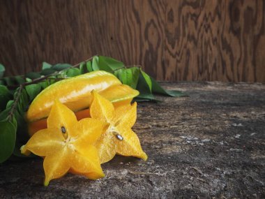 Ahşap arka planda yıldız meyve