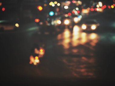 Gece yolda araba bulanıklaştı.