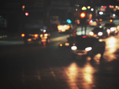 Gece yolda araba bulanıklaştı.