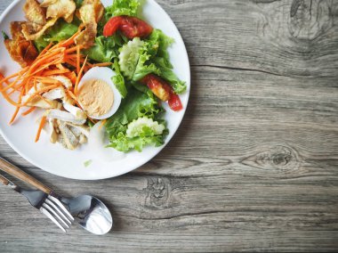 Taze sebze salatası görünümü