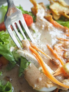 Taze sebze salatası görünümü