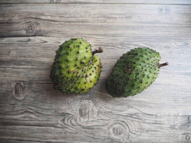 Ahşap arka planda kaynak meyve