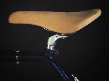 bisiklet siyah arkaplanda