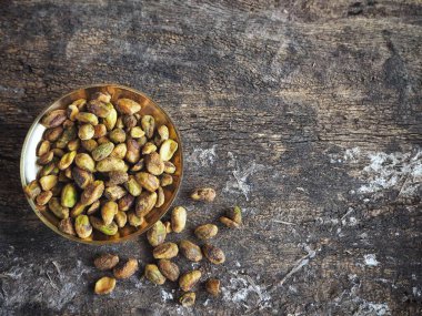 ahşap zemin üzerine Antep fıstığı
