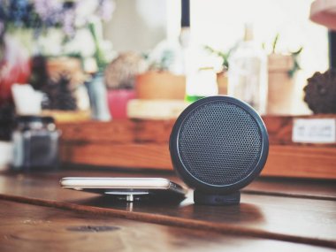 Bluetooth hoparlör ve akıllı telefon