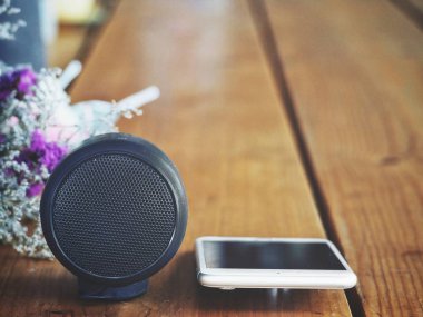 Bluetooth hoparlör ve akıllı telefon