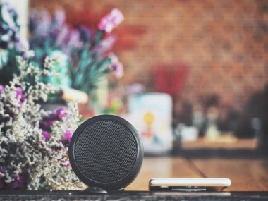 Bluetooth hoparlör ve akıllı telefon