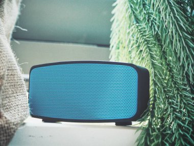 Odada mavi Bluetooth hoparlör