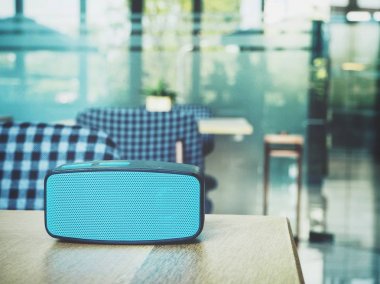 Odada mavi Bluetooth hoparlör