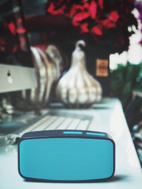 Odada mavi Bluetooth hoparlör