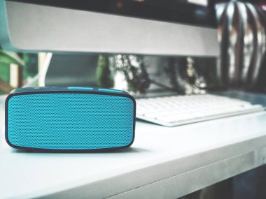 Odada mavi Bluetooth hoparlör