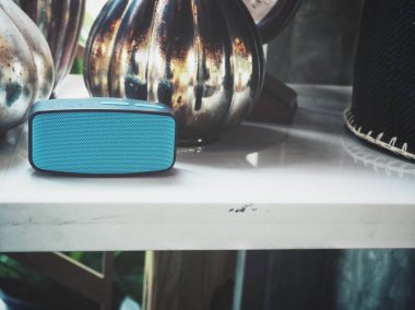 Odada mavi Bluetooth hoparlör