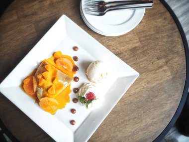 Masa gıda üzerinde turuncu reçel ile dondurma ve creap