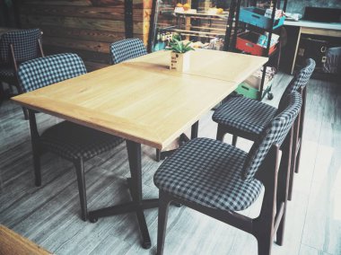 Restoranda masa ve sandalye.