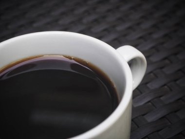 Bardak üzerinde sıcak siyah kahve