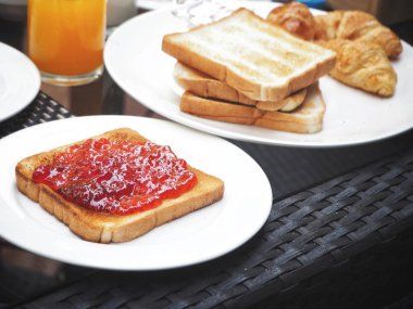 Çilek reçeli ve portakal suyu ile tost ekmek kahvaltı