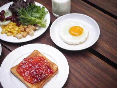 Salata ve süt ile kızarmış yumurta Kahvaltı