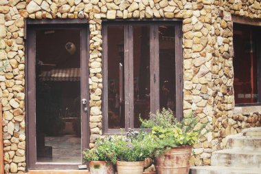 Boş pencere ve kapı