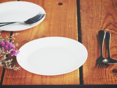 Restoranda çatal ile boş plaka ve kaşık