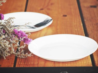 Restoranda çatal ile boş plaka ve kaşık