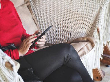 Akıllı telefon kullanan bir kadın.