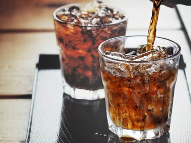 Cam üzerinde kola içecek dökme