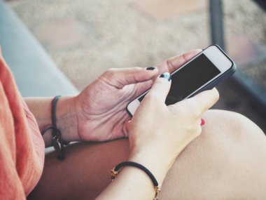 Akıllı telefon kullanan bir kadın.