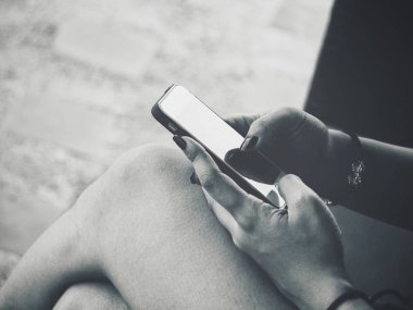 Akıllı telefon kullanan bir kadın.