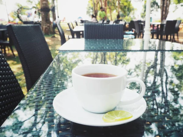 Ζεστό Τσάι Λεμόνι Στο Τραπέζι — Φωτογραφία Αρχείου