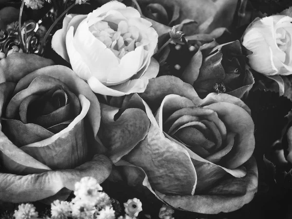 Μαύρο Και Άσπρο Τριαντάφυλλο Τεχνητά Λουλούδια — Φωτογραφία Αρχείου