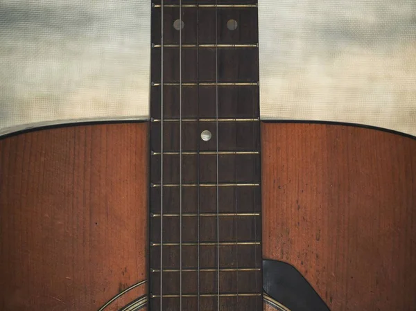 黒の背景にギターのクローズアップ — ストック写真