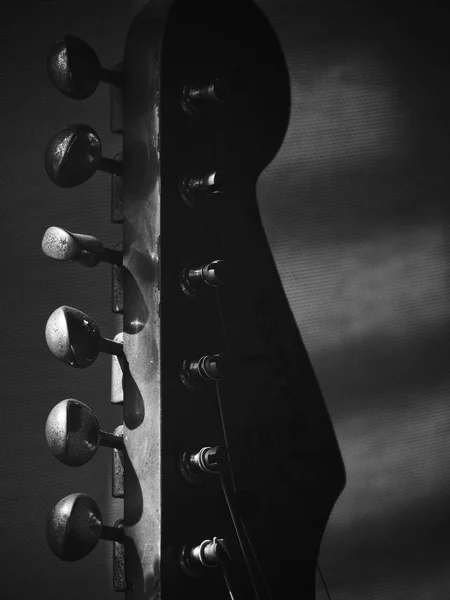 Siyah Arka Planda Gitarların Yakın — Stok fotoğraf