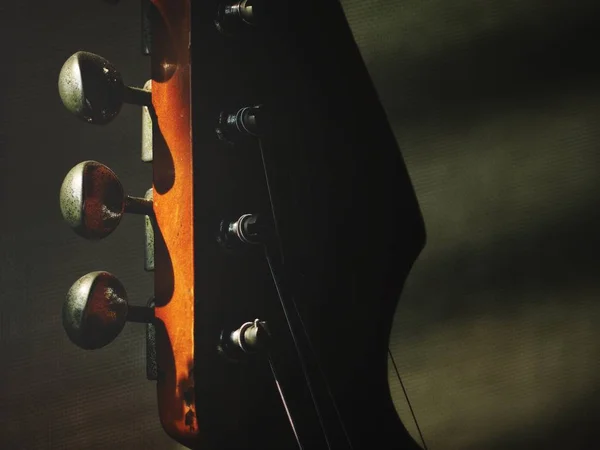 Zbliżenie Gitar Czarnym Tle — Zdjęcie stockowe