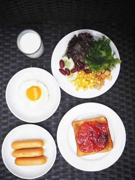 소시지와 샐러드 계란의 — 스톡 사진