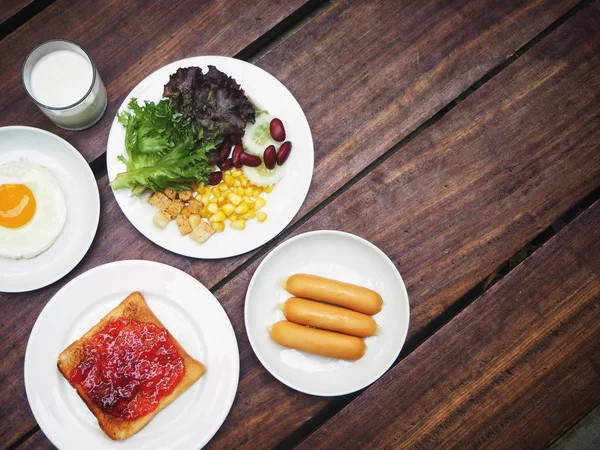 Desayuno Huevo Frito Con Salchicha Ensalada — Foto de Stock