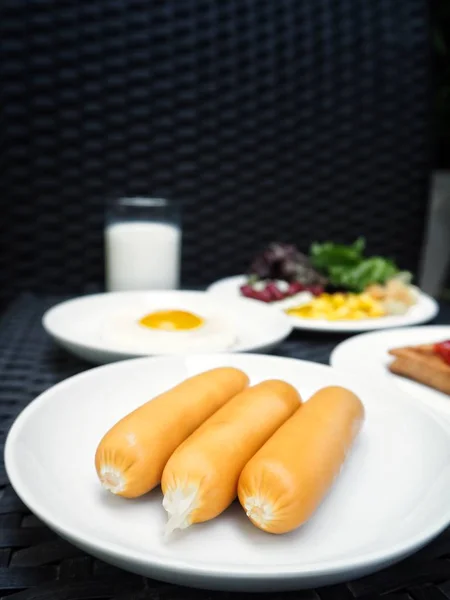 Desayuno Huevo Frito Con Salchicha Ensalada — Foto de Stock