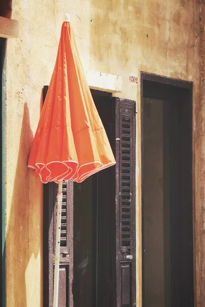 Lege Oranje Paraplu Deur — Stockfoto