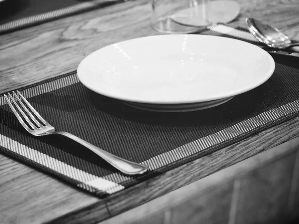 Άδειο Πιάτο Και Κουτάλι Πιρούνι Στο Εστιατόριο — Φωτογραφία Αρχείου