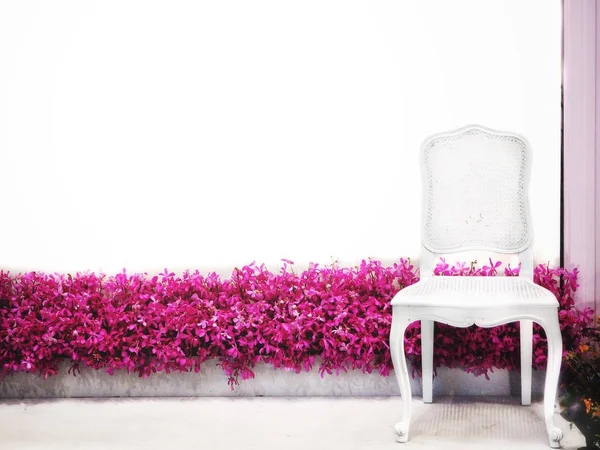 Vintage White Chair Flowers — Stock Photo, Image