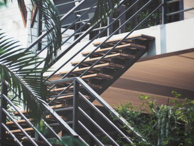 Bahçede ahşap merdiven