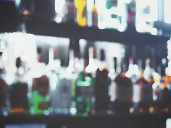Desfocado de garrafa no bar — Fotografia de Stock