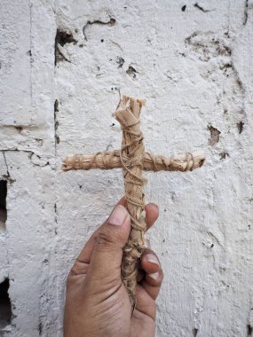 Beyaz arka planda çapraz ve el