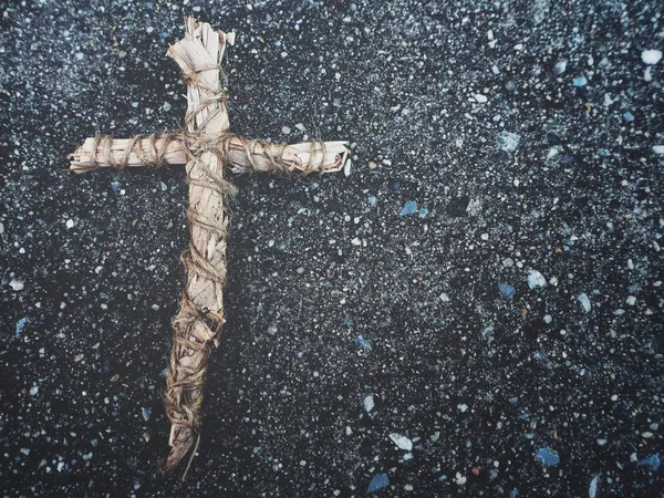 Krzyż na szarym tle kamienia — Zdjęcie stockowe