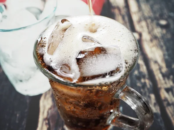 Boisson au cola avec glaçons — Photo